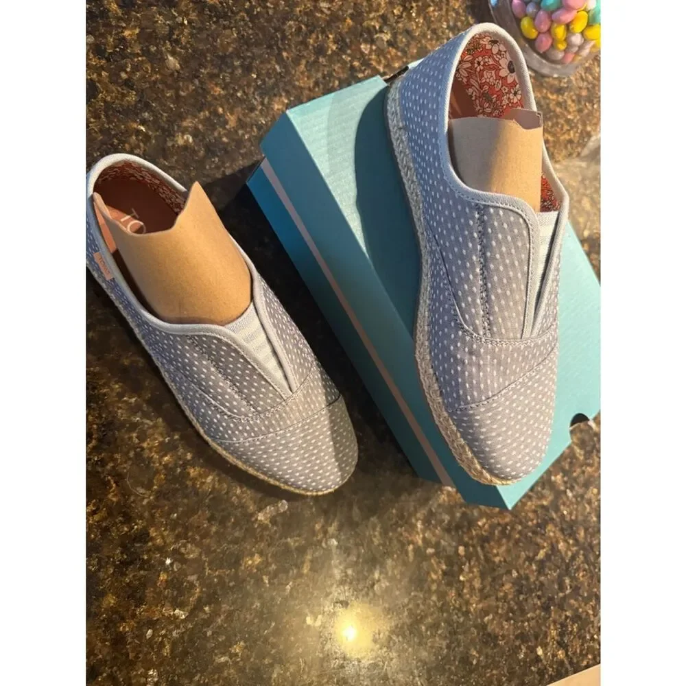 TOMS Palmera Plus Size 7 NWT Slip-On Casual Shoes in Light Gray Dot Pattern